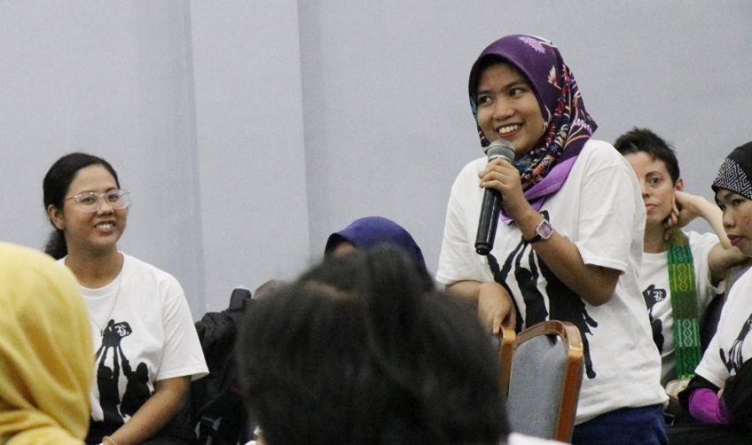 Mae speaking in front of the group