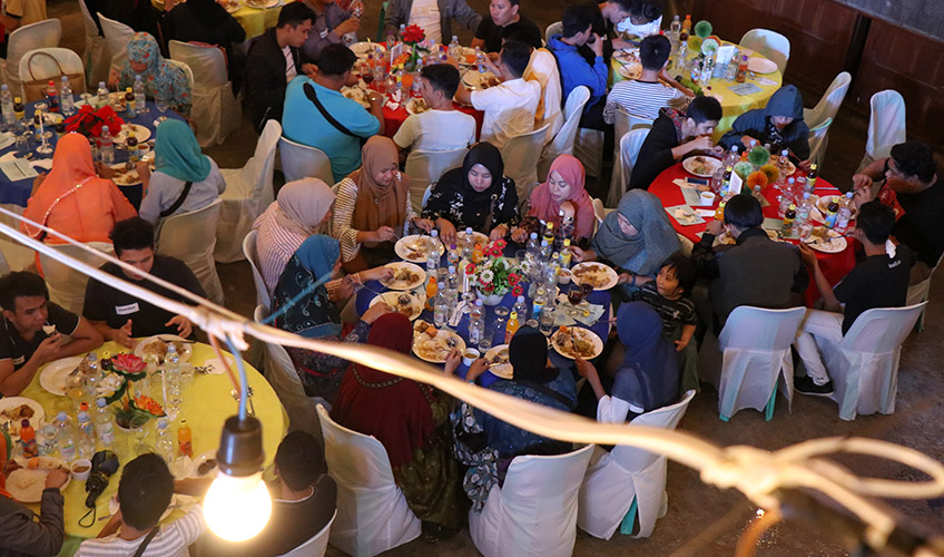 A group of men and women eat together at an event