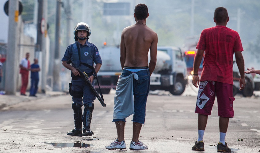 Confrontation between youth and police in Brazil